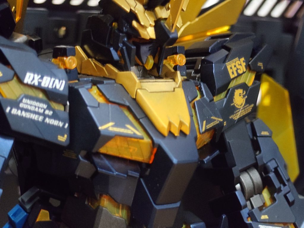 気づきましたか？ブルーライトを当てないと非覚醒状態(オレンジ)になります。蛍光イエローにブルーライトを当てると緑っぽい色になるためこういう変化をするみたいです。金属粒子を入れているのですが肉眼で近づいてみないと分かりませんね。