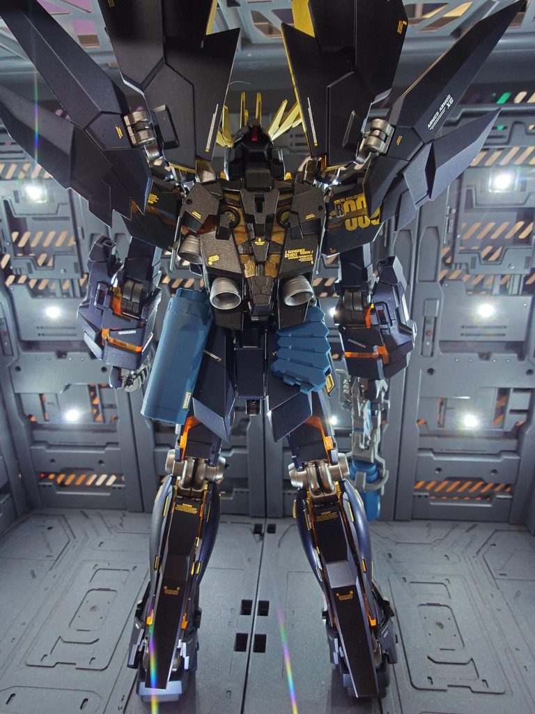 メッキデカールというのを初めて使いましたが、いい感じでした。プリズムブルーブラックがキレイに塗装できたことが一番のアピールポイントですね。