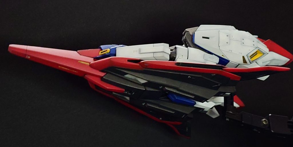 HGはモビルスーツ形態からは差し替え式での変形なのでまだマシですが、それでもギミック満載のキットですね〜 