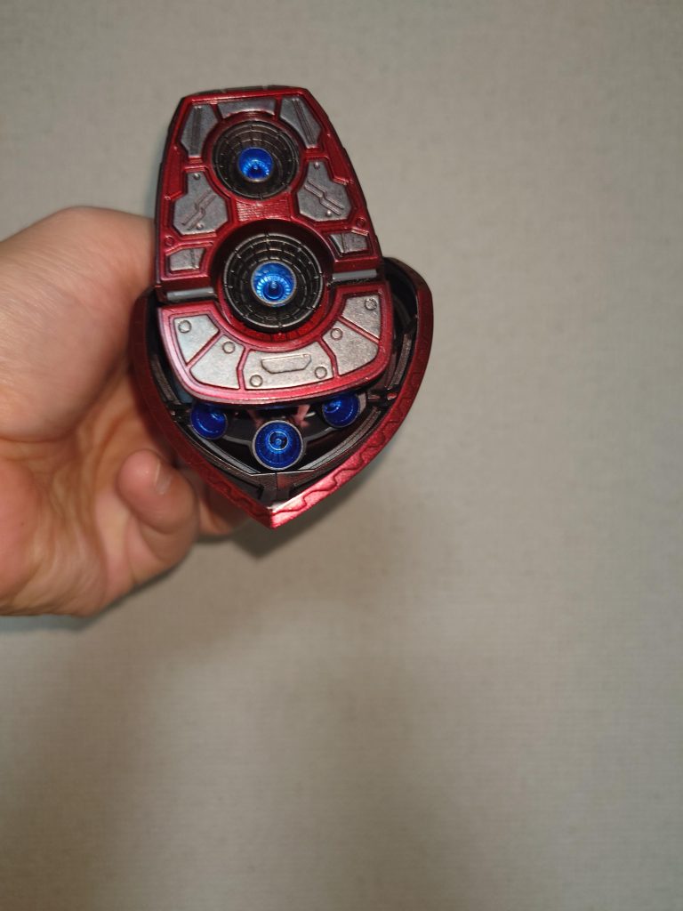 足裏やバーニヤも拘れるところは拘ってみました。バーニヤの内部の色を青くしたのは、アーマード…ゲフンゲフン、某身体が闘争を求めるゲームの機体をイメージしてみました(こんな説明ではわからないw)