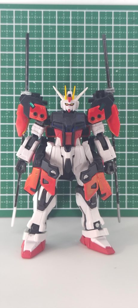 大きさは頭部までで約9cmといったところ。HGのキットが15cm前後なので、2/3くらいの大きさですね。非常にコンパクトです。