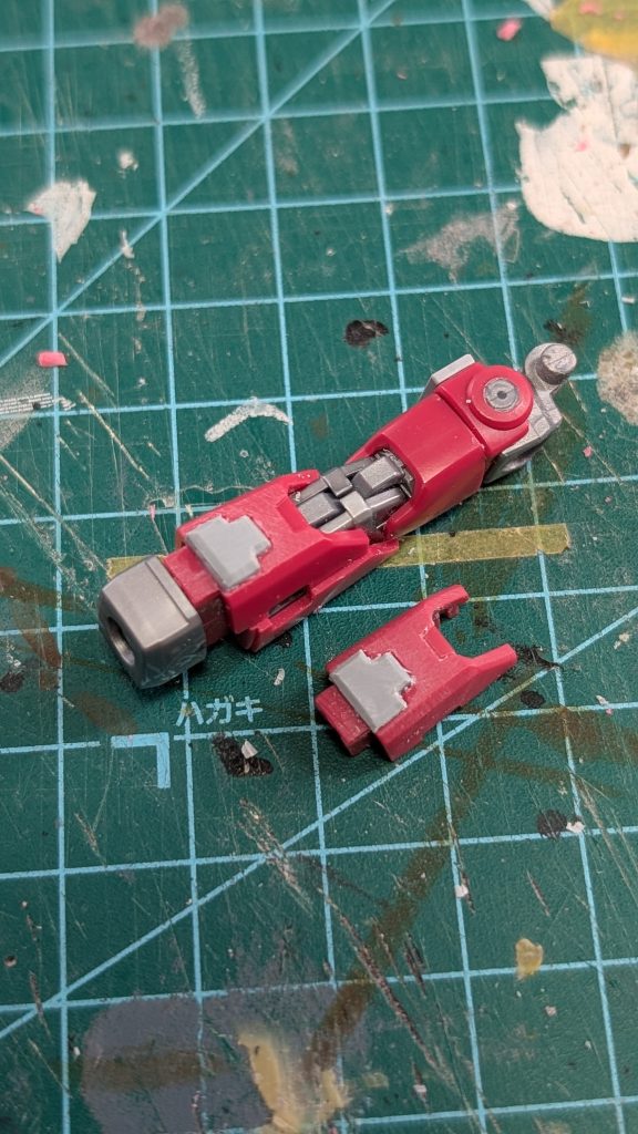 腕部にボリュームが欲しかったのでプラ板でディテールを追加しました。