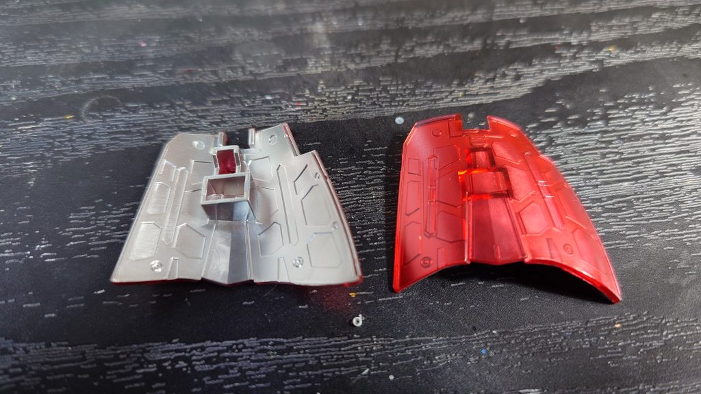 クリアパーツの裏面にミラークロームを塗装。通常と違って適当に塗って多少タレても表からは見えないので問題なし