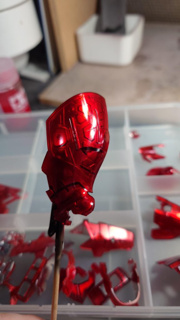 ツヤ感がもっと欲しかったのと、クリアピンクの色味に若干不満があったので、全体的にクリアレッドを吹いてツヤと色味を調節しました。