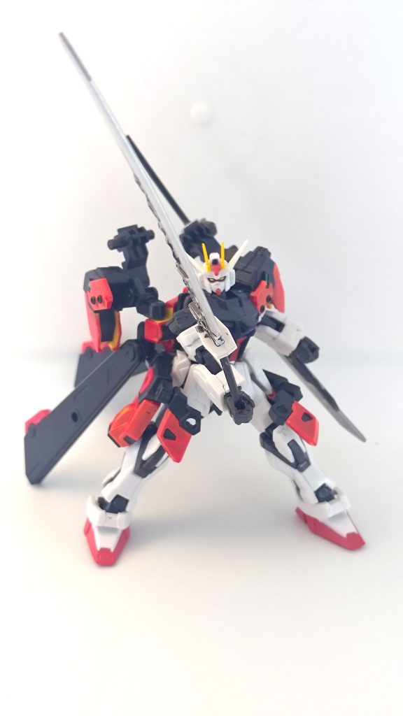 抜刀ポーズ。あばたーふみなのギミックで肩アーマーは後ろに逃がすことができるので、ある程度自由にポーズさせることができます。