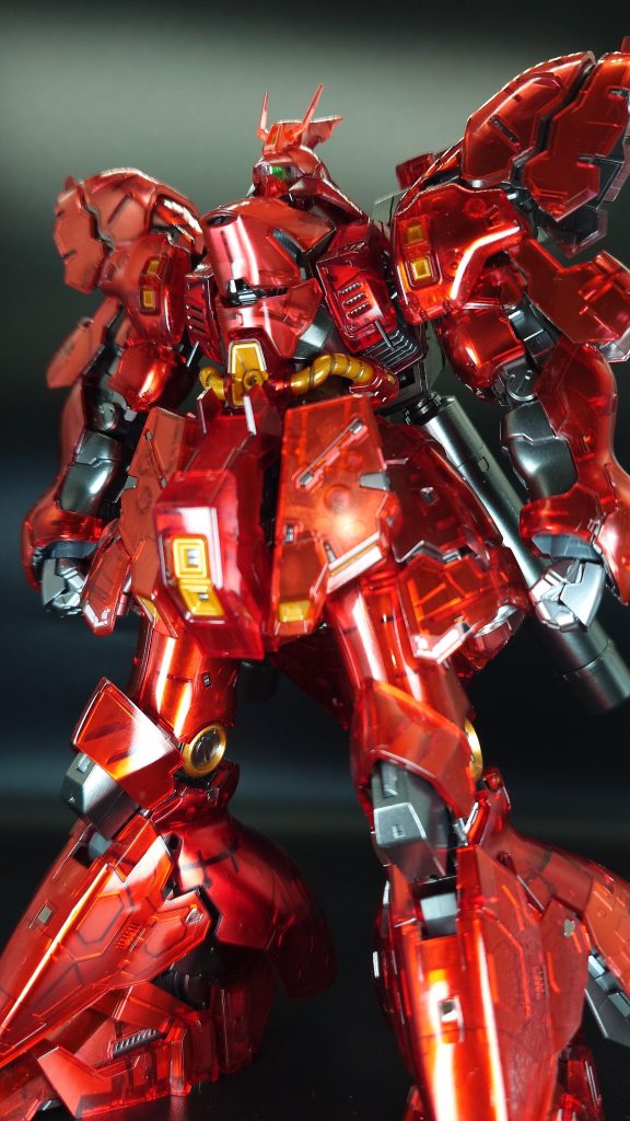 クリアパーツの裏からガイアノーツのプレミアムミラークロームを吹いています。その他、フレームパーツはフレームシルバー、黒パーツはガンメタル、金パーツはスターブライトゴールドをそれぞれ吹き、ワンポイントとしてシタデルのゴールドで一部筆塗装。個人的には十分美しく仕上がったので満足です。