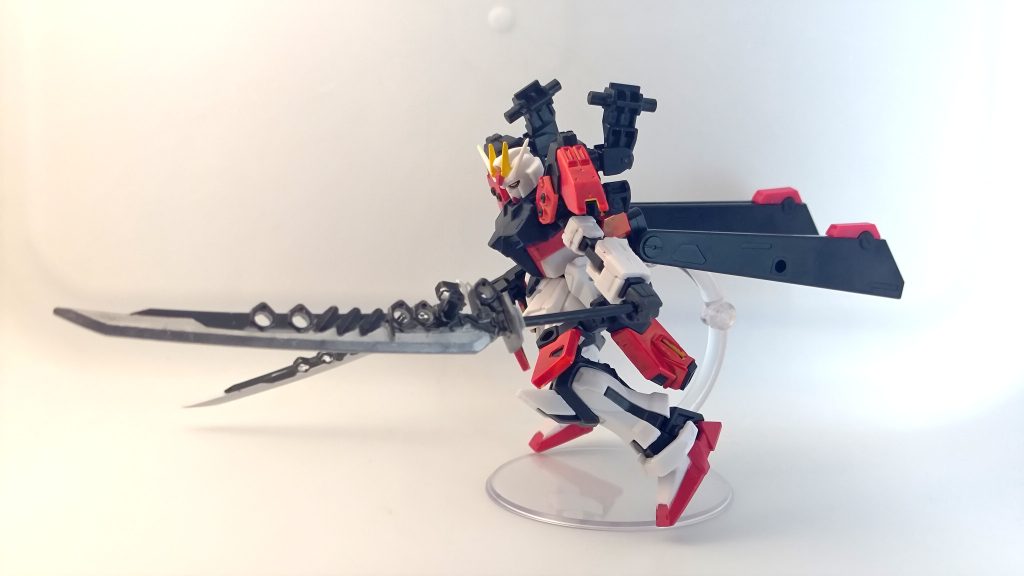 二刀流。本体に対して刀が大きすぎるので画角に収めるのが大変です。カプセルアクションはサイズが小さいので、SDガンダムの武器ですら巨大武器に見立てることができるのが良いですね。あとHGに比べて飾る場所を取りません。