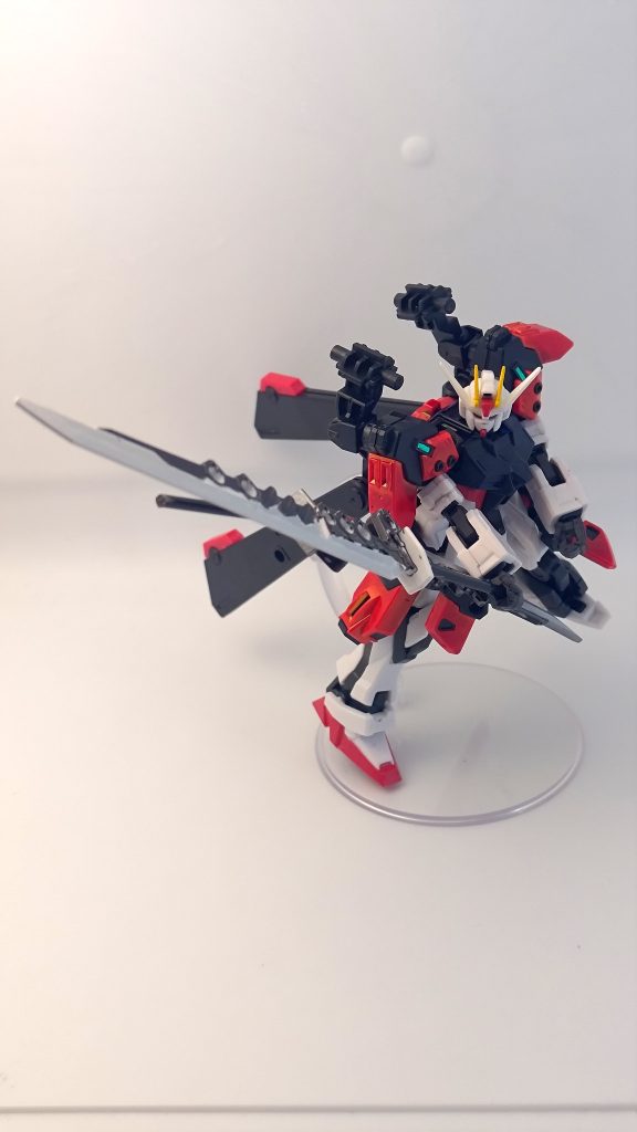 刀には連結ギミックを仕込んでいます。本当は両手で持たせてソードインパルス風味のポーズをさせたかったのですが、手が二度と抜けなくなりそうだったので断念。カプセルアクションの手の径はだいたい2mmなので、刀の柄の部分は2mmのプラ棒に替えています。