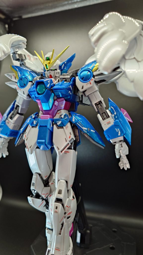 ツヤツヤにしてあちこちから光当てるとピント合わせるのが大変ですね。赤部分にプリズムチェリーピンクを使ってみました。思いの外ピンクが強めでしたが個人的には、これはこれでアリだと思います 