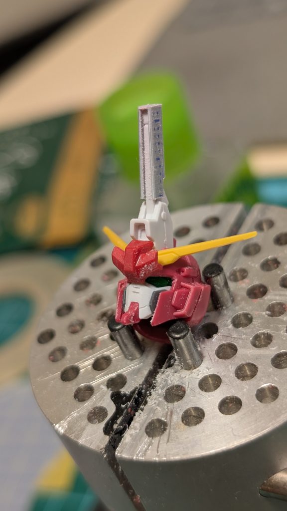 頭部はビームホーン周りにプラ板を追加して再現。ブレードアンテナ基部は移植しました。