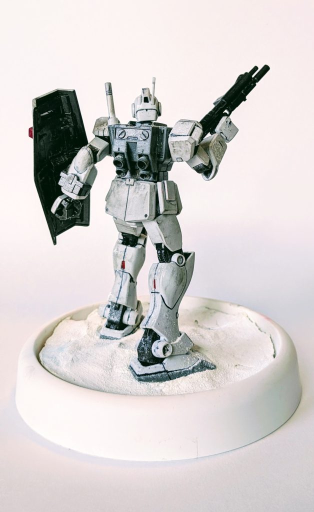 同じく100均の鉢受け、紙粘土、パステルで雪原の感じを表現しました。