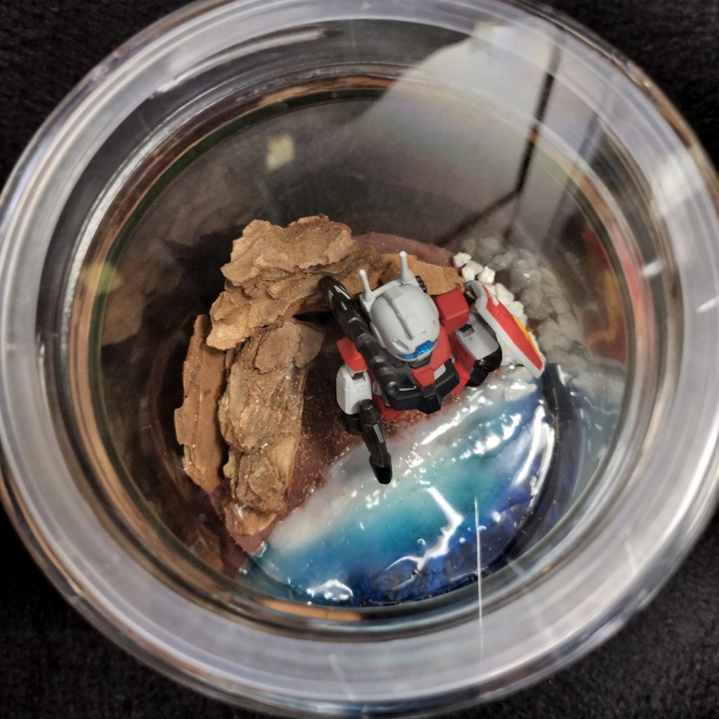 蓋も透明なので上からも見えて満足です(zaku-kao8)全て百均で簡単に手に入る物で出来ました(zaku-kao6)