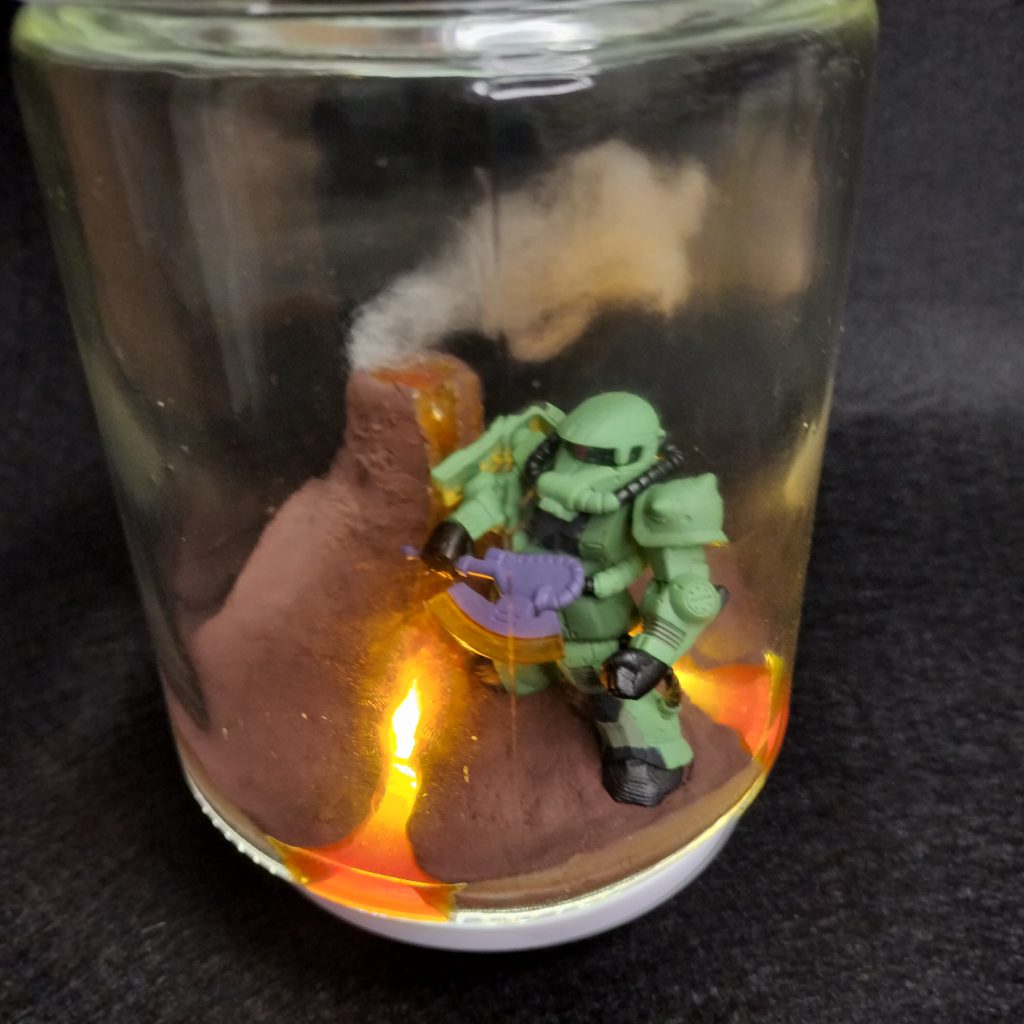 下からライト当てるとマグマが光ってカッコいい(zaku-kao6)