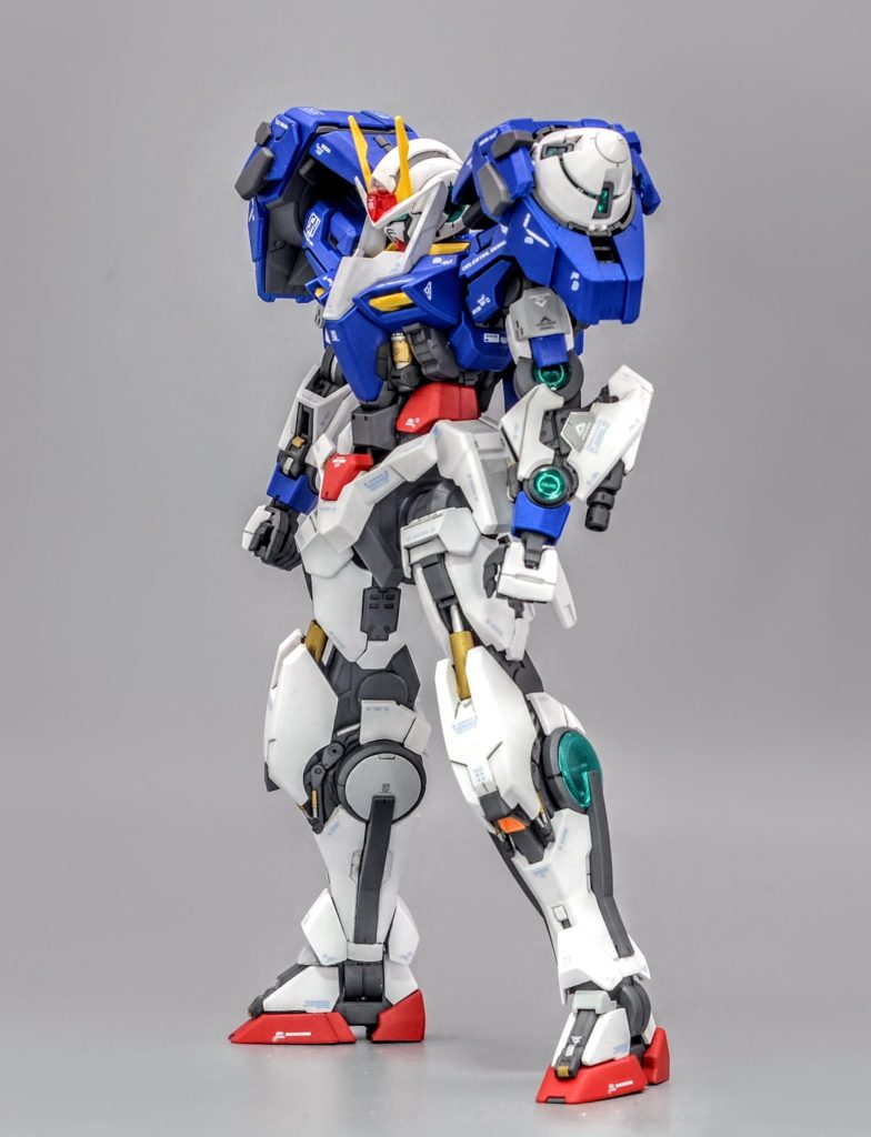 左腕部は装甲を展開してGNビームガンを内蔵しました