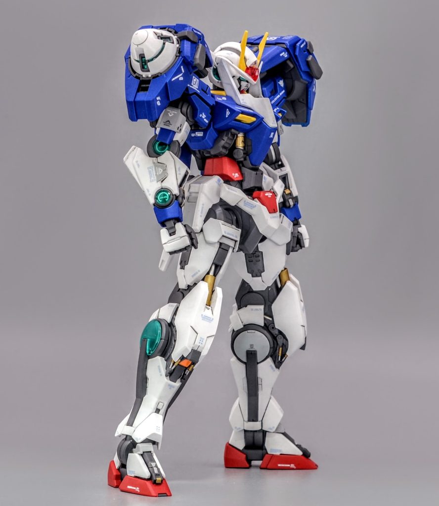 脚部はふくらはぎのコンデンサー部を両側に張出して大型化膝アーマーは展開して内部のGNバーニアの露出表現を、太もものフレームはシリンダーダンパーに変更しました靴も小型化しています