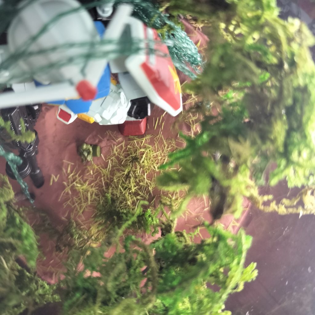 うまく隠れたので運転手？も休憩してます(gundam-kao6)