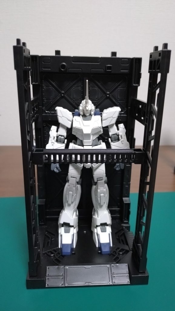 百均のディスプレイベース良いですね！もとは、戸棚で保管していたのですがゲート跡が黄ばんでヤスっても取れないなんてことに(´；ω；｀)ガンダムマーカーEXニューホワイトでリタッチめいたことを試しました。あと、せっかくなので書き込み式スミ入れを試しました。ちょっとヨレた…