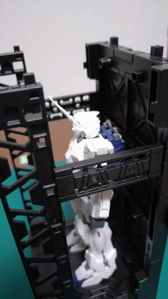 撮り方も勉強が必要ですね…良くいるSEED FREEDOMからガンプラに戻って来た勢の一人ですが、ガンプラに帰ってきた以上目標があります。一つ、技術を身に着けながら好きなガンプラをきちんと作ること二つ、昔作ってジャンクになってしまっているガンプラ(特にレジェンドガンダムなど)を修復すること三つ、無いものは作る！の精神でスクラッチに挑戦すること(1/144でオオトリパックとか作りたい…)を目指して頑張ります！