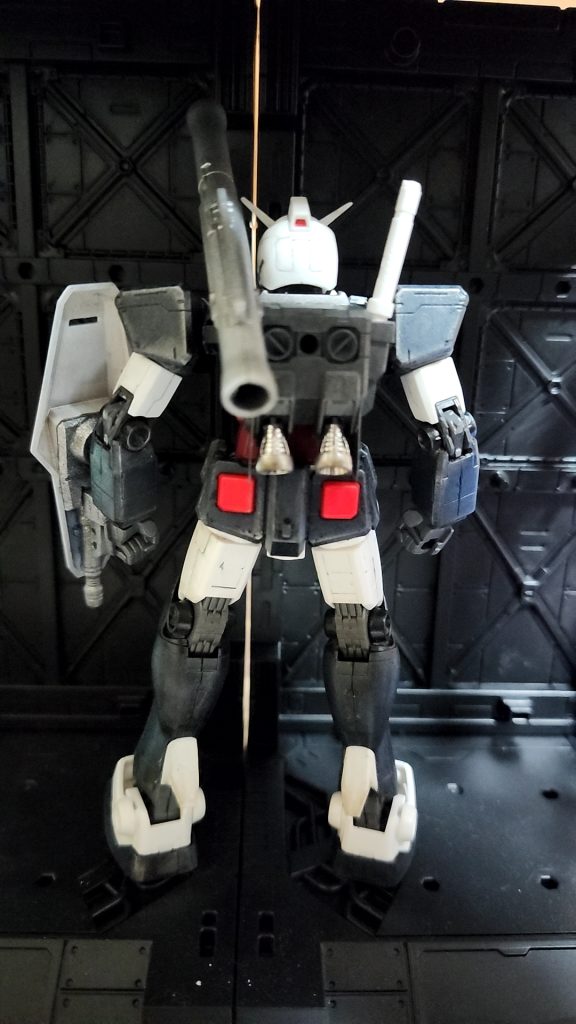 改造箇所:・リアのバックパックには穴を開けて大砲をとりつけ+バックパックのサイドにプラ板取り付け(高機動型ザクとかについてるやつ)・足首にバーニア追加・家にあった適当な縦にビームライフル搭載・胸に強化装甲っぽいやつを追加