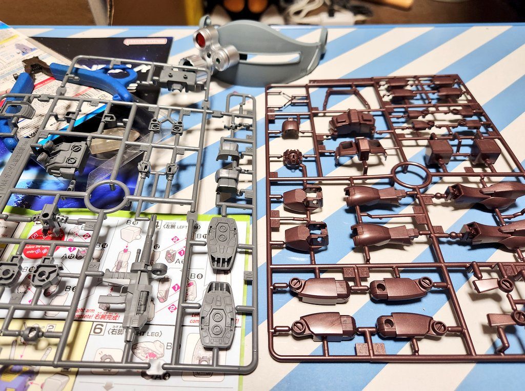 使用済みのランナーをリサイクルしているので成形色はバラバラ(一緒に行った友人のものは違う色)