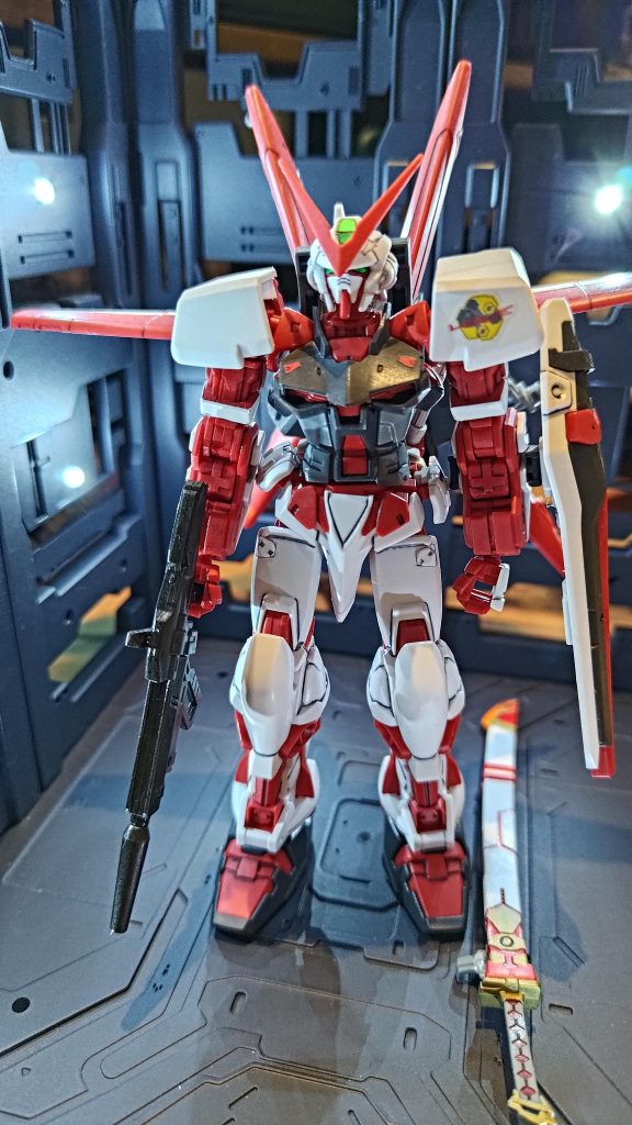 正面からビームライフルはガンメタリックで塗装してます。なんか姿勢歪んでるな…