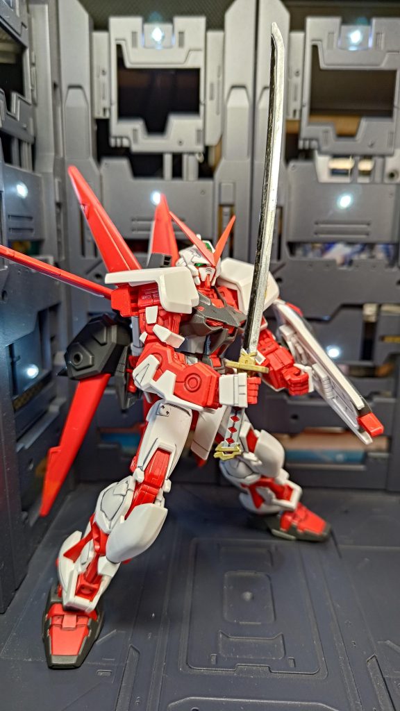 ガーベラ・ストレート鍔　柄頭　ゴールド柄　　　　ロイヤルメタレッド刀身　　　メッキシルバー　メタリックブラックロボに刀は正義