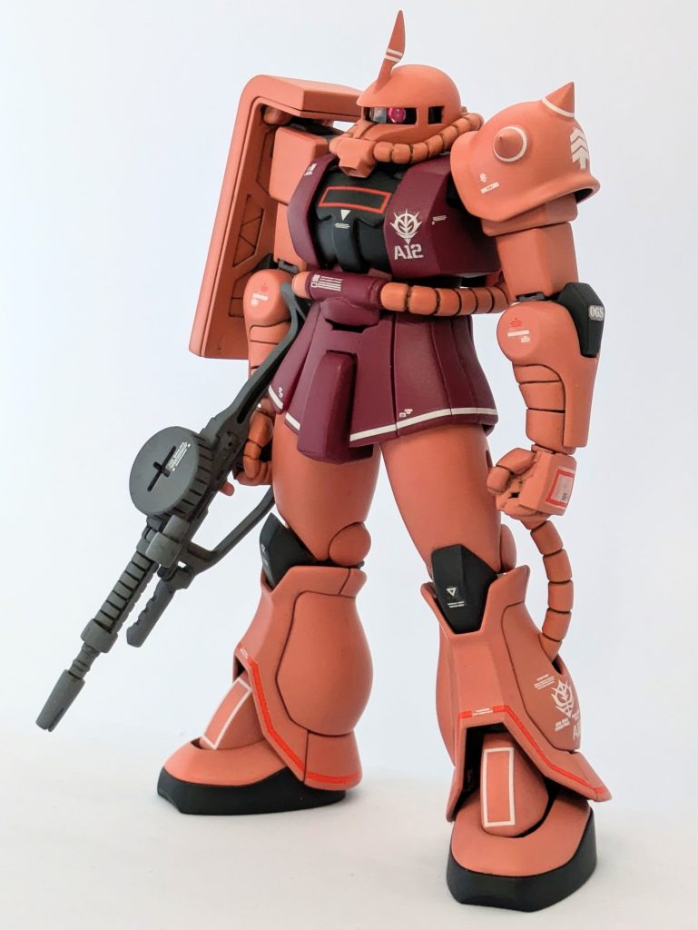 デカールはガンダムベース土産のリアルタイプシャア専用ザク付属のものと手持ちのガンダムデカールをかき集めて使用今回塗装はシャア専用ピンク、シャア専用レッド缶スプレーで。