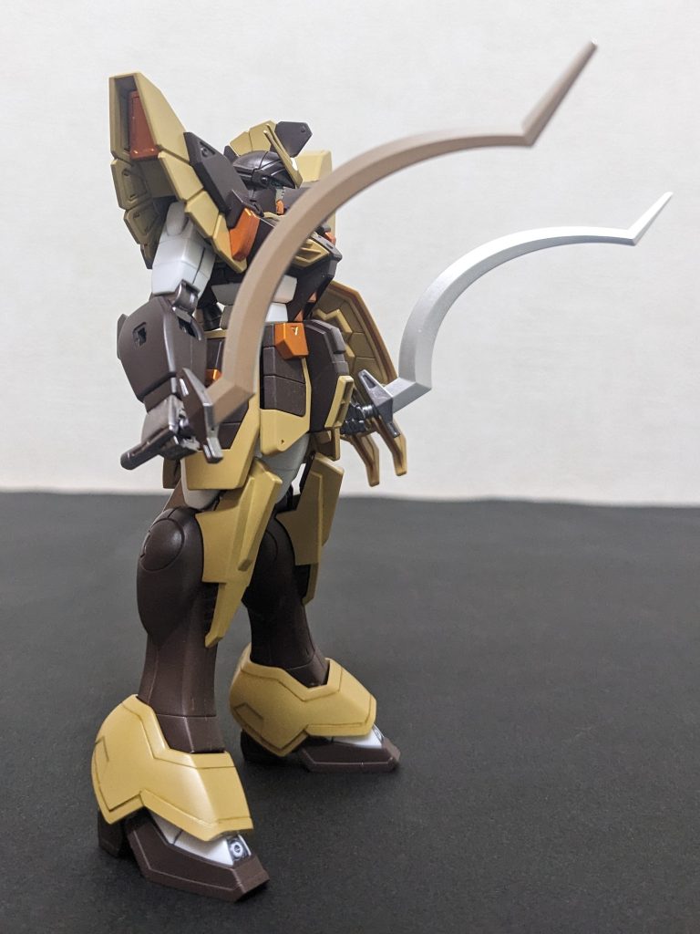右側面元々「砂色」好きなので、キット来る前から「デザート寄せで塗ってやろう✊‼️」と思ってました。けど、元のシルエットと配色バランス、さらにワンポイントに入れたメタリックオレンジにより、ミリタリー風というよりはヒーローロボット感ある仕上がりになったかな、と思います。