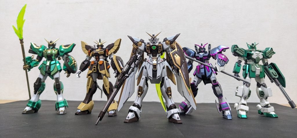 オープニング風５機揃い踏み‼️コレがやりたかったぁ〜😆‼️(シェンロンのみ、可動範囲の関係でポーズかなり違いますが😅)全機カラーリングが自由すぎるので、印象が全然違いますね💦