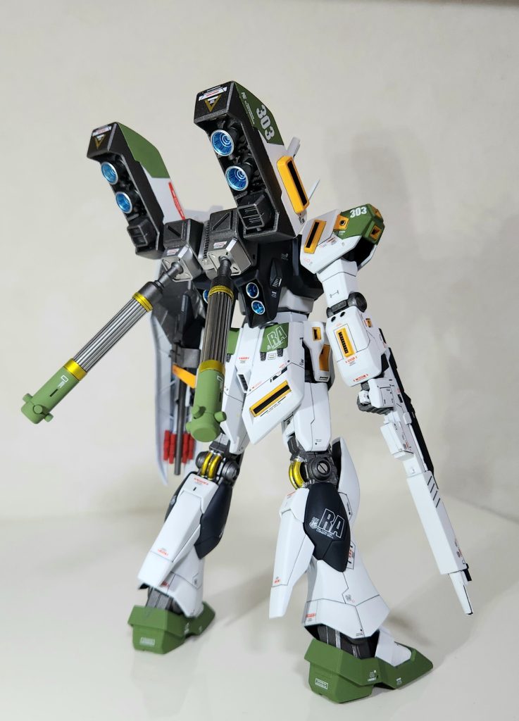 追加ブースター装備の高機動型仕様としました！追加ブースターはHGUCサザビーのファンネルコンテナを改造して作成してます。ブースター取り付け部はプラ板からスクラッチしてプロペラントタンクの基部も兼ねてます。