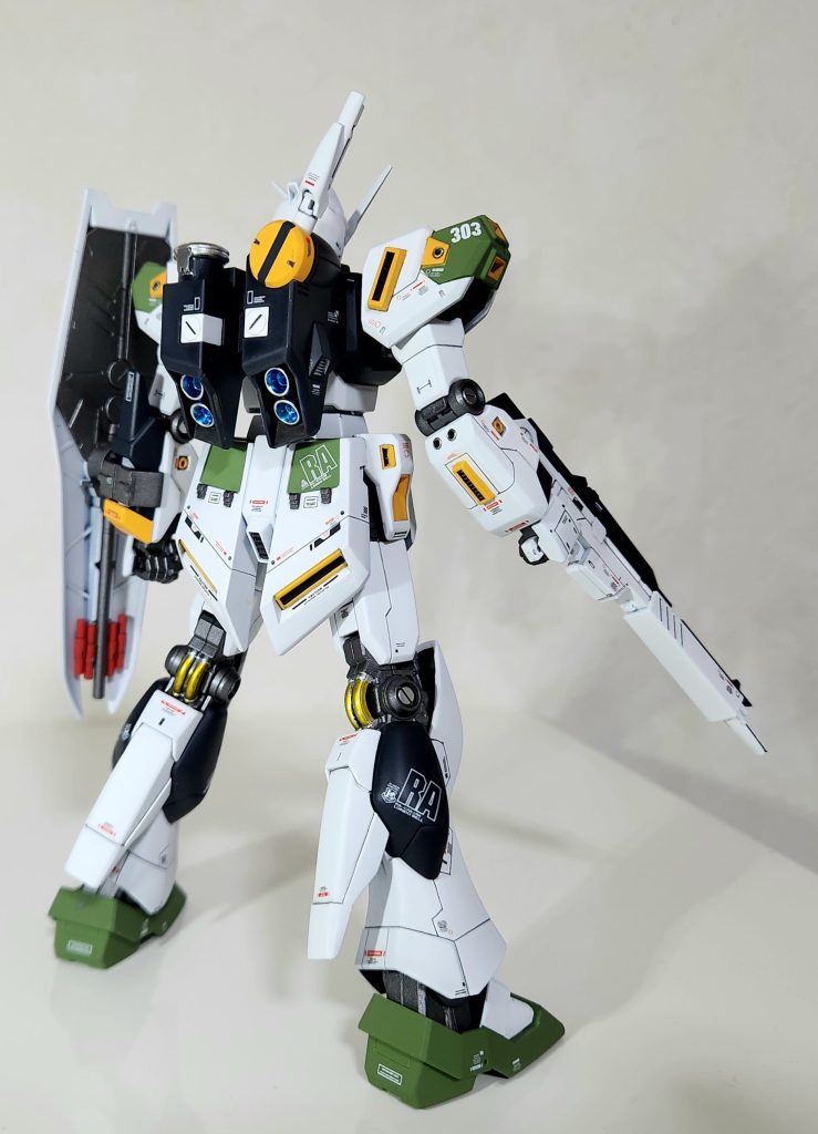 バックパックはノーマル状態。インコム仕様にしようかと思ったけど、きっとそんなもんより機動力よこせってベテランパイロットもいるだろうということで……