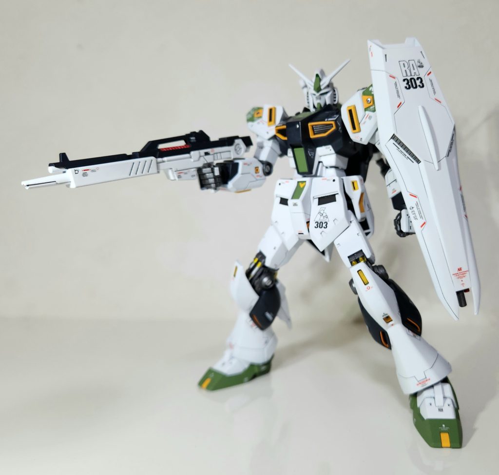 シールドはHGUCのものにスジボリ追加。それ以外はEGキットのものですね。