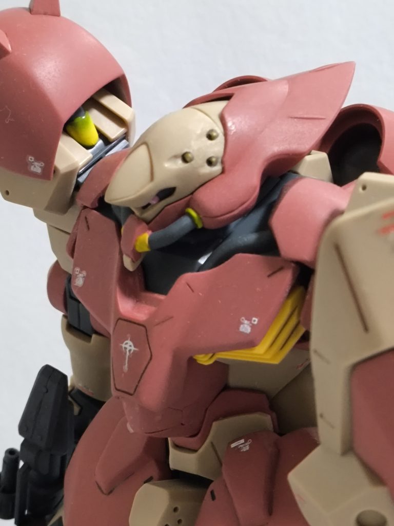 黄色の塗料で一部塗装してます。それ以外はヤスリがけをしました。ずっとヤスリかけてました。最後につや消しのクリアを吹いてます。