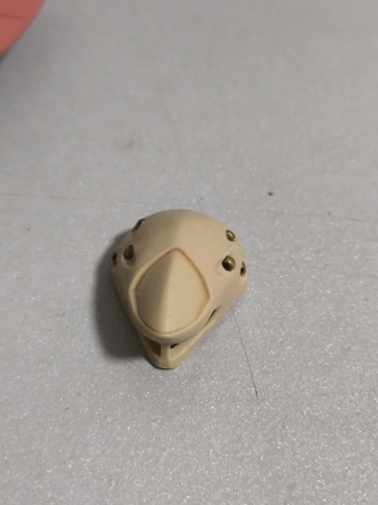 頭部はピンバイスで穴を空けて、ユザワヤで購入したハトメを埋めました。