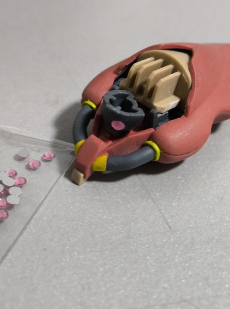 モノアイは100均で購入したシールを貼りました。