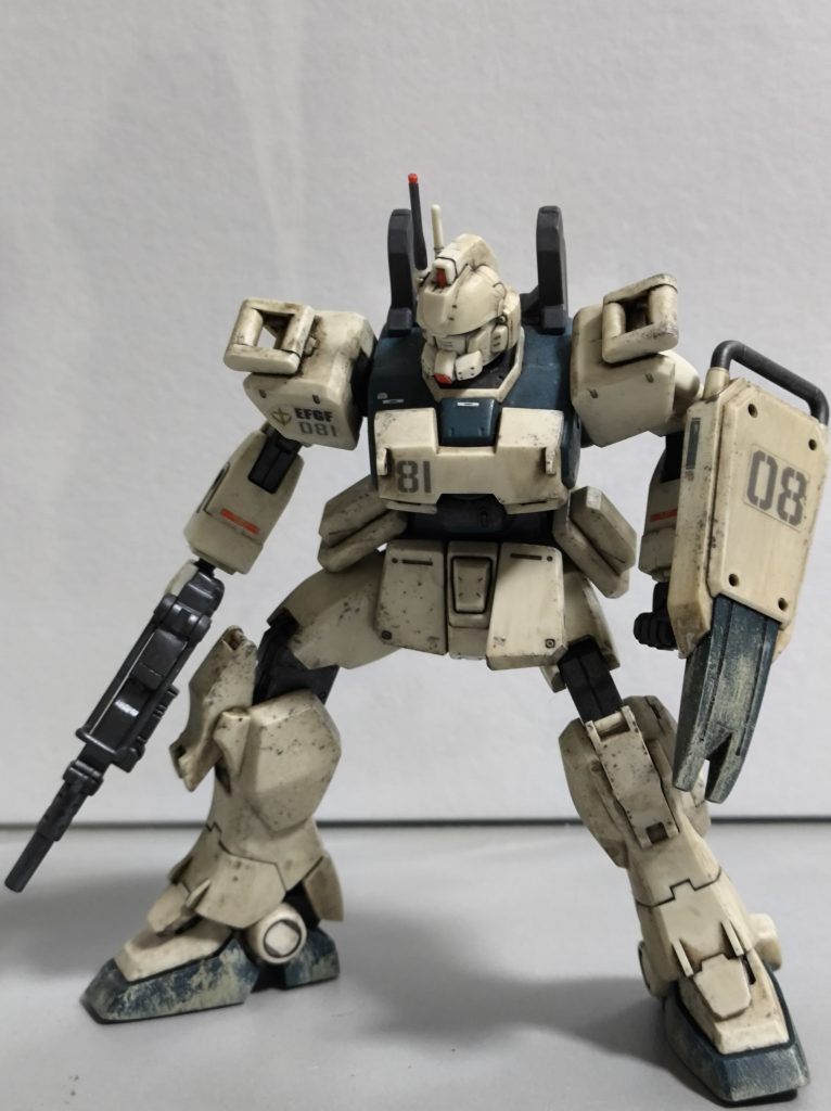 Mr.ウェザリングカラーのブラウンを使ってます。チッピングは台所用のスポンジにダークグレイの塗料を染み込ませて叩きました。