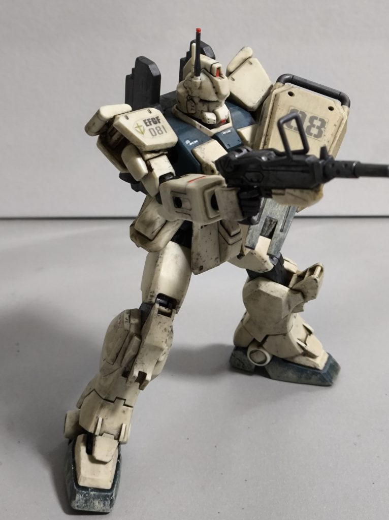 成形色を活かしました。アンテナと口のところは赤い塗料で筆塗りしています。デカールは他のガンダムのデカールの余りを使ってます！