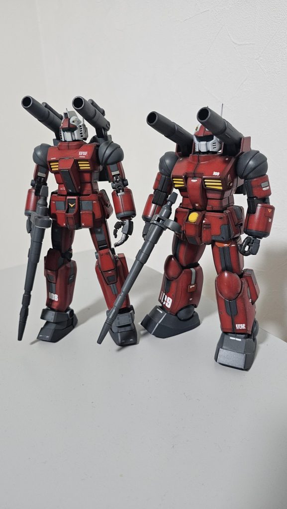 MG3.0ガンダムミキシングと一緒に。 松方弘樹と佐藤健くらいスタイル違いますね。 ビームライフルの角度、揃ってないじゃん。まぁいいや。 一応脳内設定を考えました。V作戦における共通プラットホームを利用した着せ替えユニットで異なるタイプのMS開発において、白兵戦用のユニットがガンダム、砲撃支援型がガンキャノンとなりました。しかしWBでの運用がされていくなかで、それぞれ見直しが図られることのなります。ガンキャノンとガンダムは生産効率の面からも同一のフレームと外郭を使用している部分が多かったのですが、ガンキャノンの戦闘情報を精査していくなかで1から独自の構造を設計するべきという決定がくだされ、再設計されることになりました。 そうして作られたのが今回のガンキャノンです。いうなれば後期生産型です。ジャブローにてWBに配備された際にはもちろん108もこの後期生産型に変えるはずだったのですが、「オレはねぇ、こいつに愛着があるんだよ。一緒に戦っていたこいつにねぇ」と言ってカイが乗機変更を断ったため、108は先行試作タイプのまま残ることになりましたとさ。 うん。そんな感じでいいじゃないですか。ほら、後付け設定はガンダム世界の美学ですから。 でもまぁ最低限のディテール追加でなんとかなってるかなぁと思います。あまりゴテゴテさせるのは好きではないので。最近のディテールの上部のエッセンスだけ借りました。