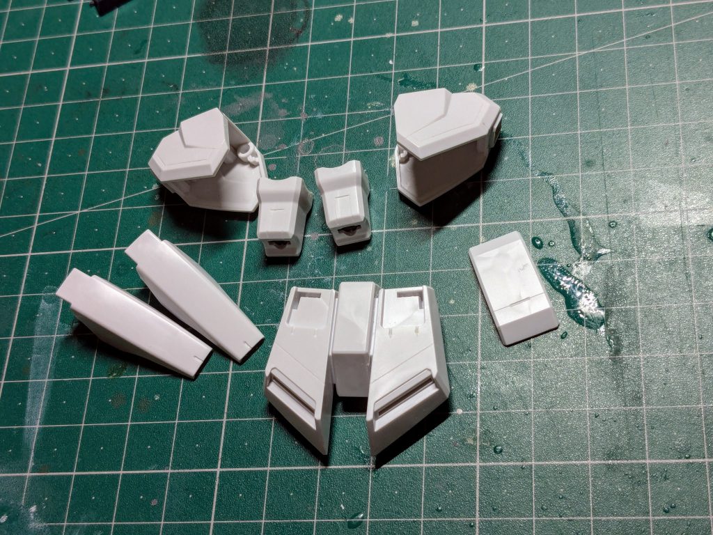 ノギスやディバイダーなども使用し、アウトラインに沿ったモールドを彫ってみました。また、0.5mmのタガネでマイナスモールドも作ってみました。