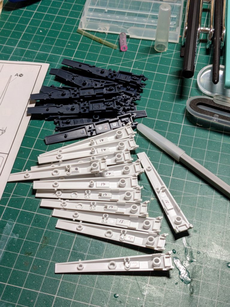 フィンファンネルは切り出すとわからなくなりそうなので、裏側に番号をメモ書き。