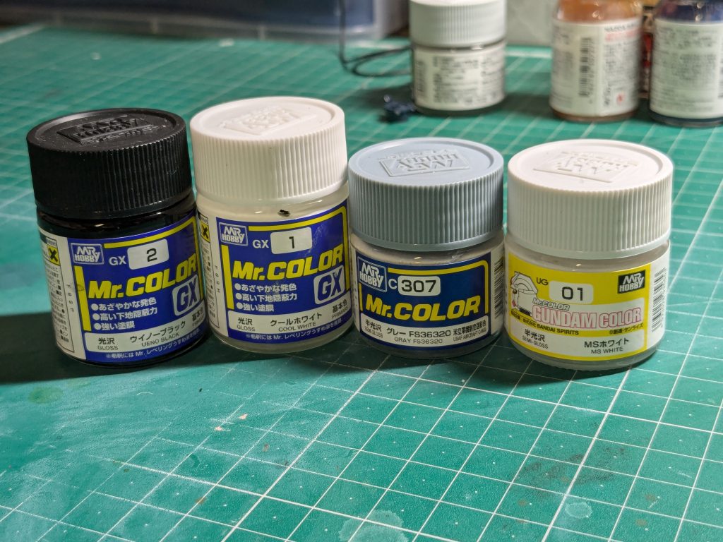 白装甲はGXブラックにホワイトを少量混ぜたほぼブラックなグレーを下地に、グレー→MSホワイトと重ねました。