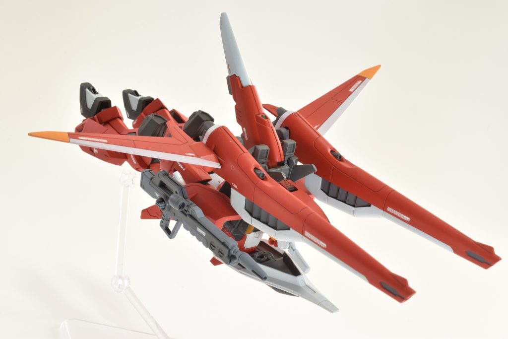 変形形態隠者弐式のバックパック「フォランテス」を改修し、セイバーのバックパックを積んでいます。 肩部の折りたたみ機構、脚部の逆関節機構も一応は再現しましたが、脚部はあまり分かりません。。。