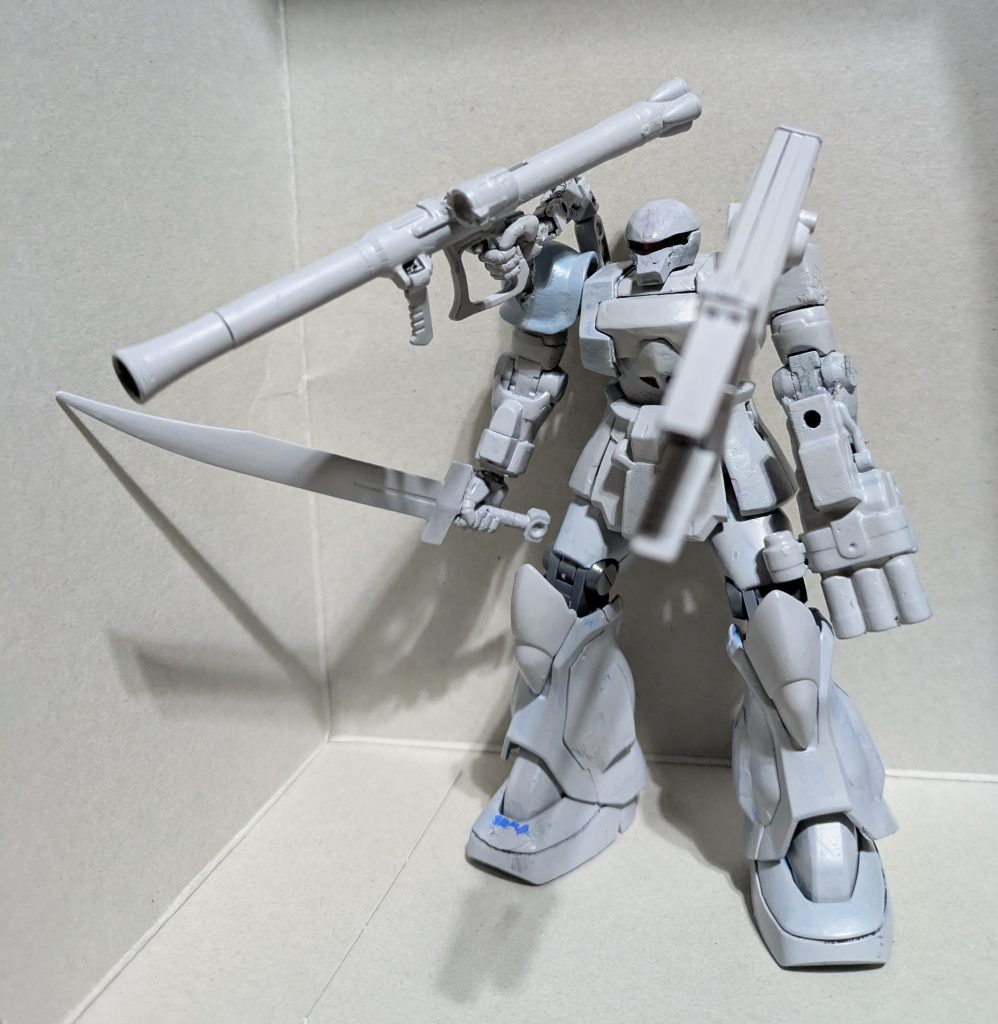バックパックに台座のアームをつけて適当な腕をつけて武器を持たせました ガンダムバルバトスルプスレクスの余剰パーツ ドラケンEのジオンタイプの腕を使いました 