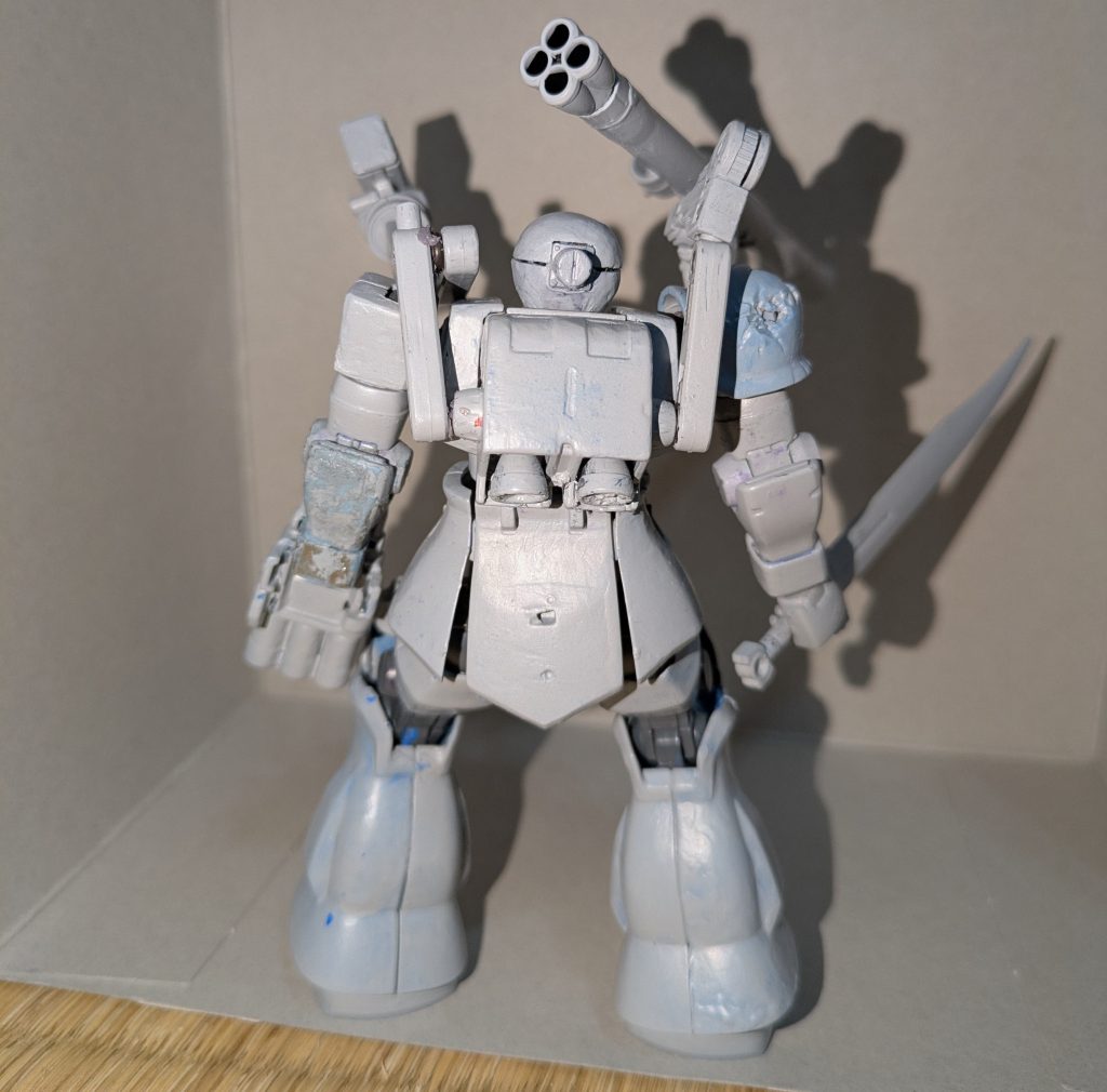 バックです少し荒い、左手は無いです盾無いです、アンテナ折れました、動力パイプないですスパイクアーマーは接続部分折れました片方トゲないです、右のスアーマーはシャアザクのスパイクアーマーです。