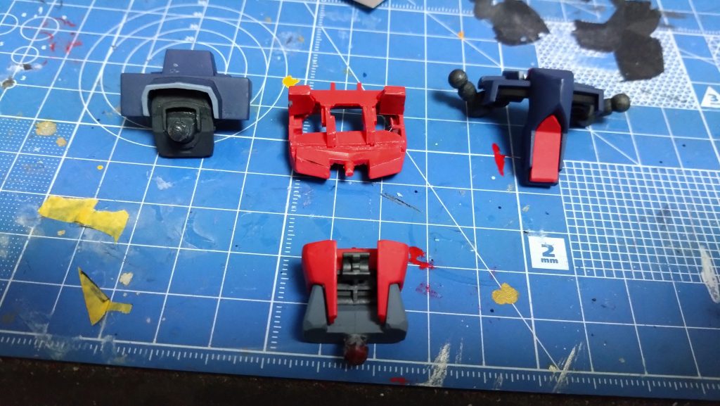 要望あったので胴体の仕組み腹部はHGCEデスティニーの物を塗装、胸部はレジェンドの装甲にデスティニーの可動軸を切り貼りして仕込んでいます