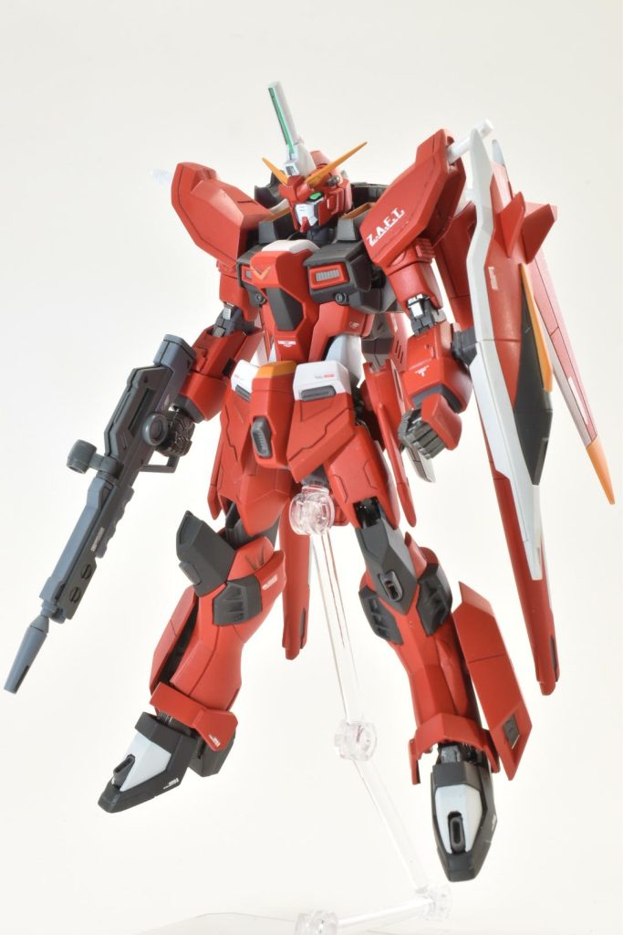 HGCEセイバーで使用したパーツは、シールド、肩部、背部アムフォルタスビーム砲、頭部アンテナ基部です。それ以外は隠者弐式の造形にプラ板でスクラッチ等で仕上げました。