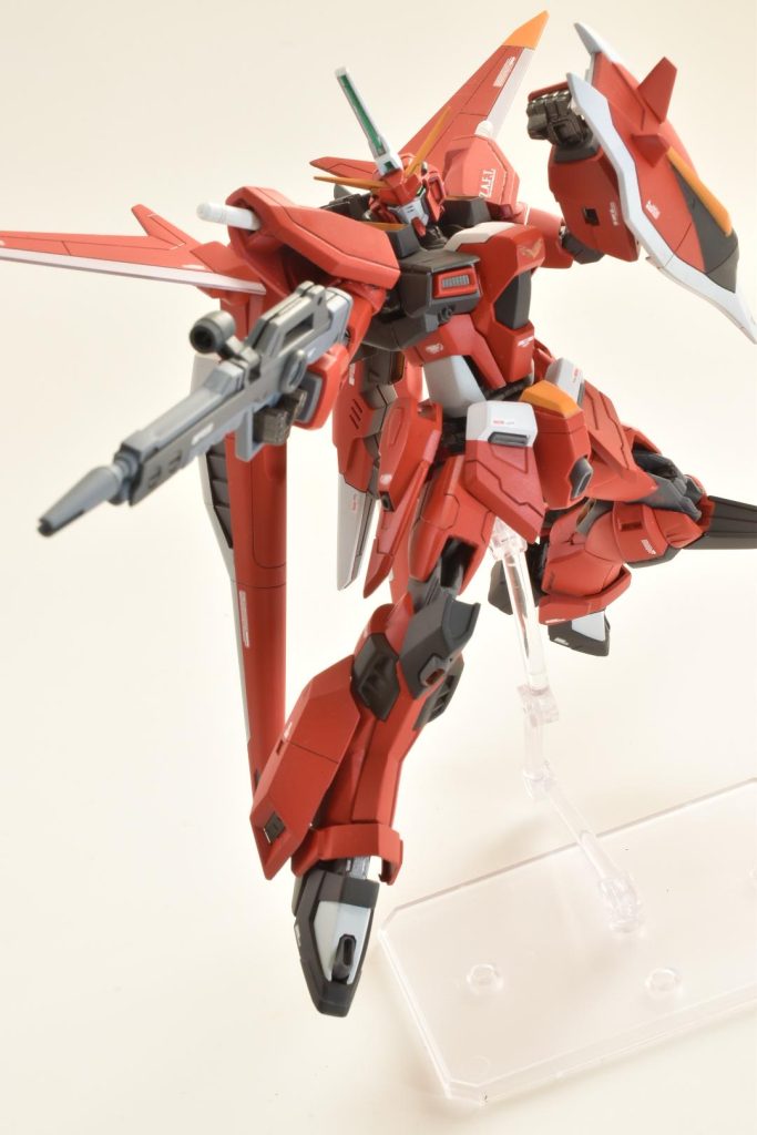 SEEDアクションシステムのおかげで、本来のHGCEセイバー以上に躍動感のあるポーズができます…。