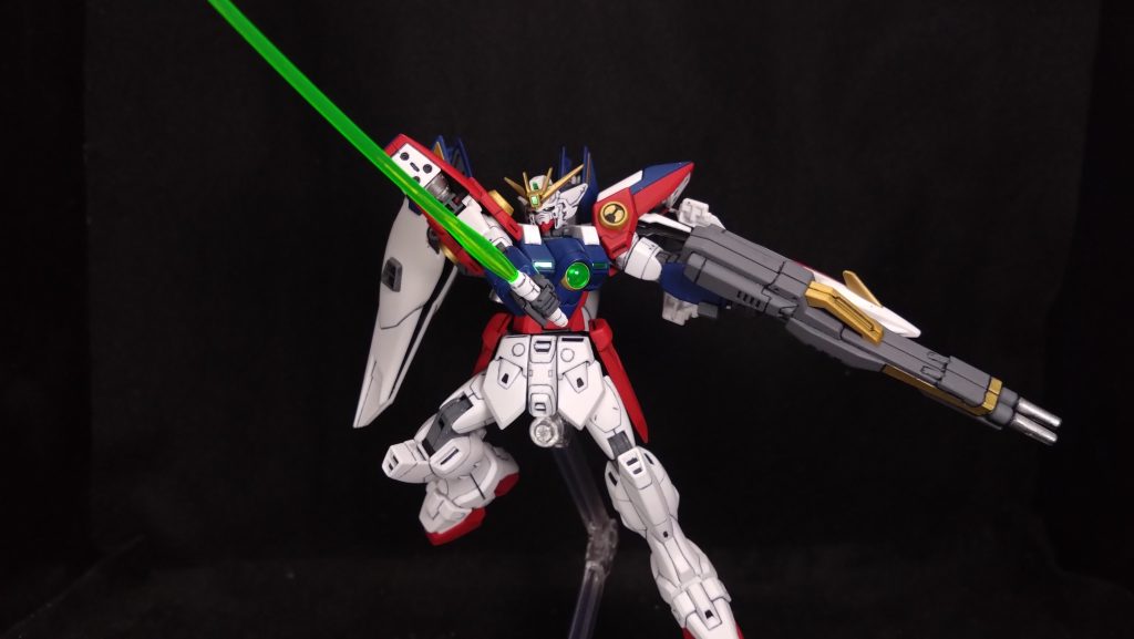 ビームサーベルで一閃この「右手にサーベルを持って左手にライフルとシールドをまとめて装備した状態」が割と好きだったりします