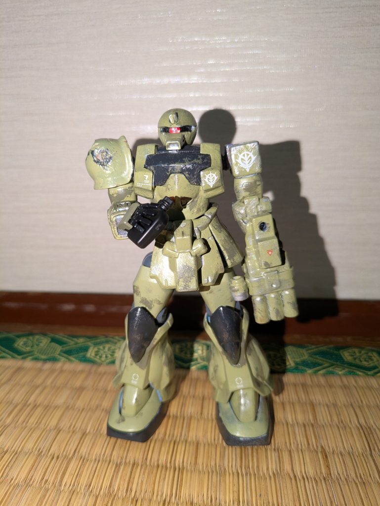 でっけぇ水筒に水入れて飲もうとしてる