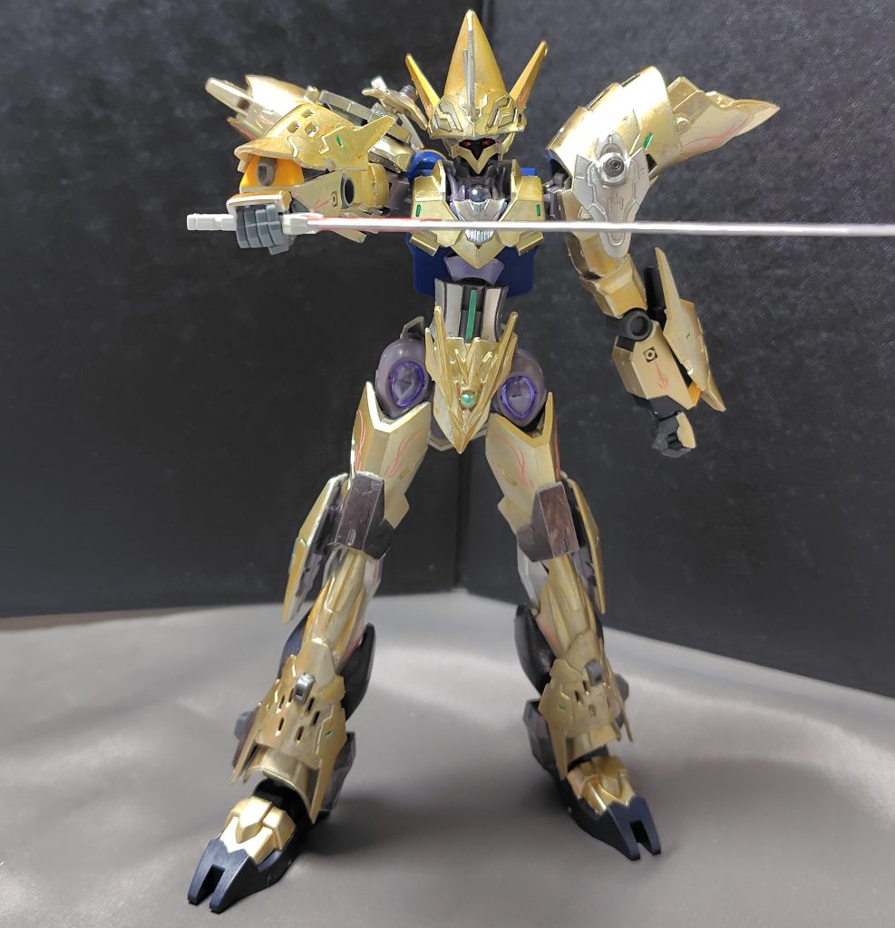 腕には速射砲があり、こちらは牽制用です。